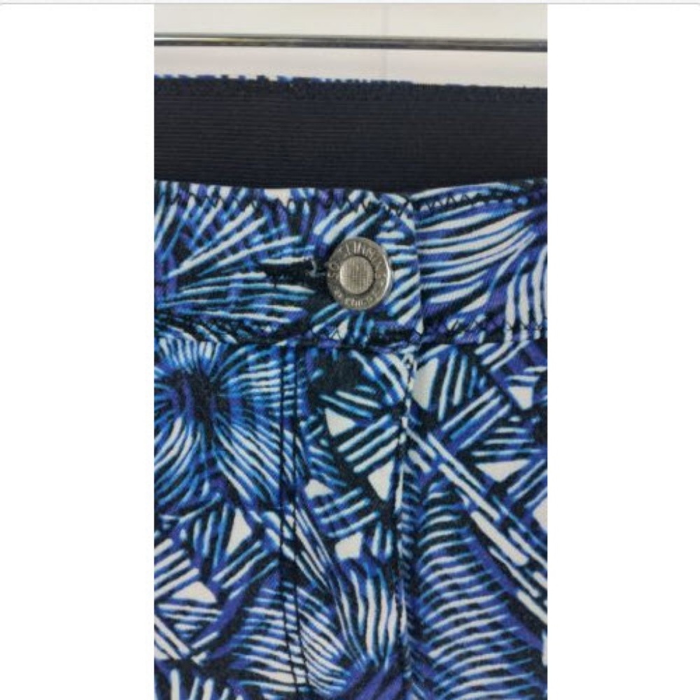 So Slimming chico's floral blue capri Size 28 - Picture 2 of 4